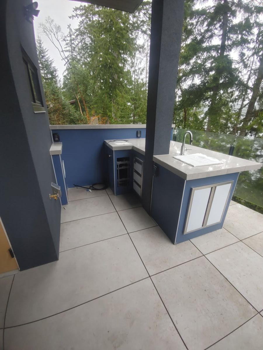 Outdoor kitchen on a tiled deck